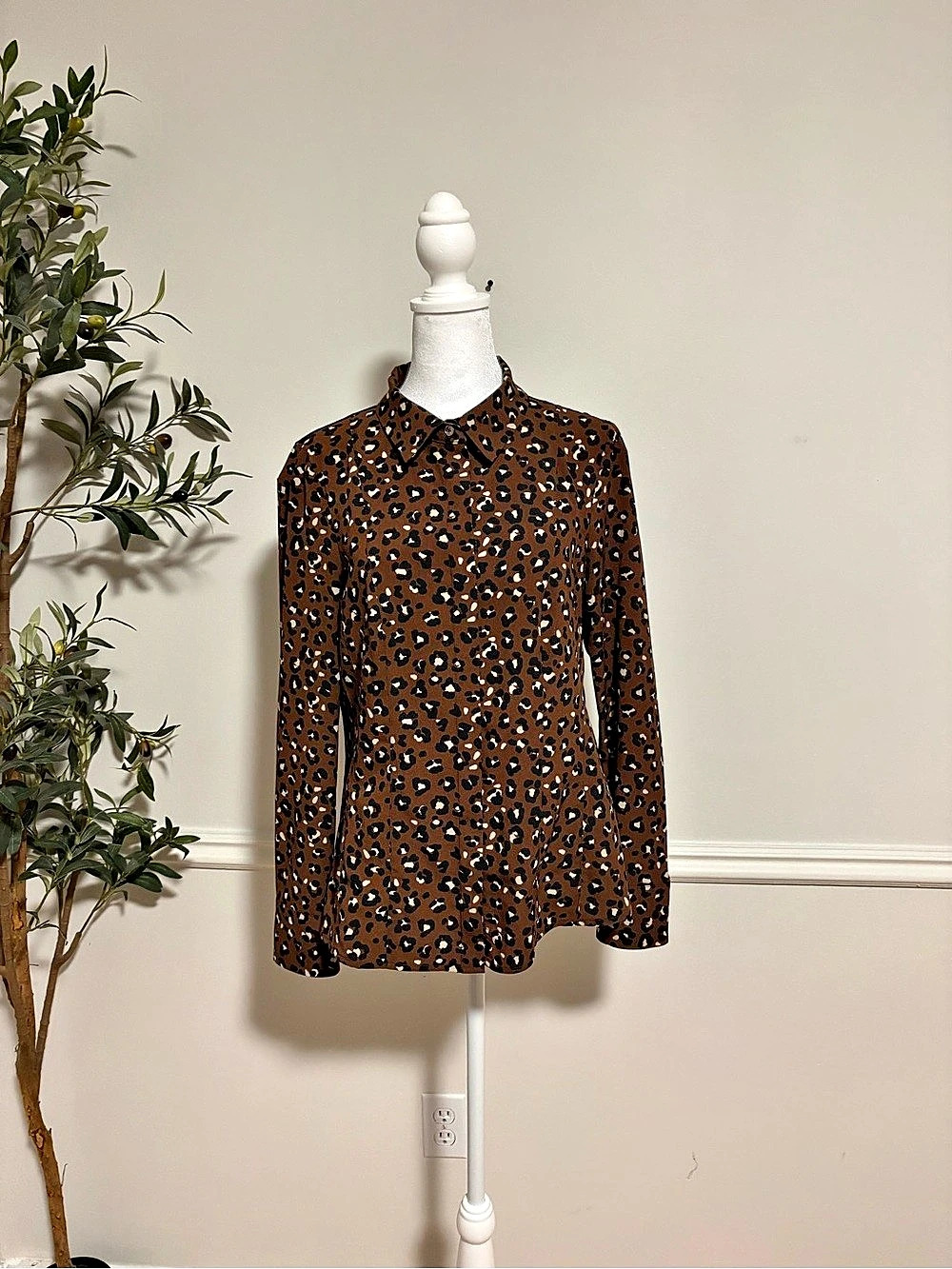 Tommy Hilfiger Women’s Medium Leopard Print Long Sleeve Button Down Blouse Brown